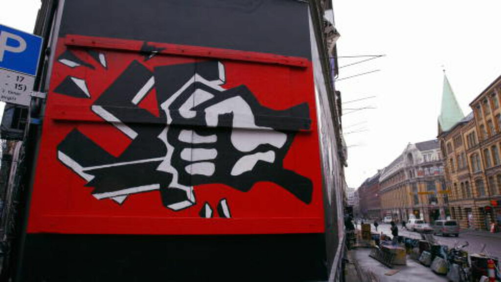 UTSATT HUS: Blitz-kvartalet i Oslo sentrum ble angrepet og levde med rivningstrusler. Graffiti-maleri som viser hånd som knuser hakekors.
Foto: Knut Falch / SCANPIX UTSATT HUS: Blitz-kvartalet i Oslo sentrum ble angrepet og levde med rivningstrusler. Graffiti-maleri som viser hånd som knuser hakekors.
Foto: Knut Falch / SCANPIX