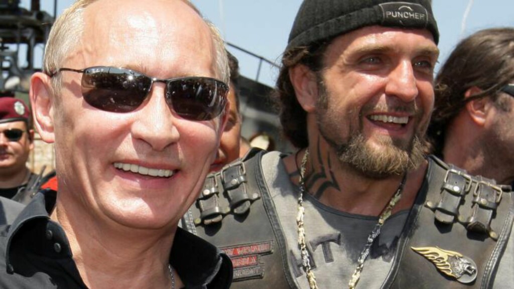 MC-VENN: Sjefen for motorsykkelklubben Nattulvene, Aleksandr Zaldostanov og Vldadimir Putin. Foto RIA NOVOSTI / POOL / ALEXEY DRUZHININ /AFP. MC-VENN: Sjefen for motorsykkelklubben Nattulvene, Aleksandr Zaldostanov og Vldadimir Putin. Foto RIA NOVOSTI / POOL / ALEXEY DRUZHININ /AFP.
