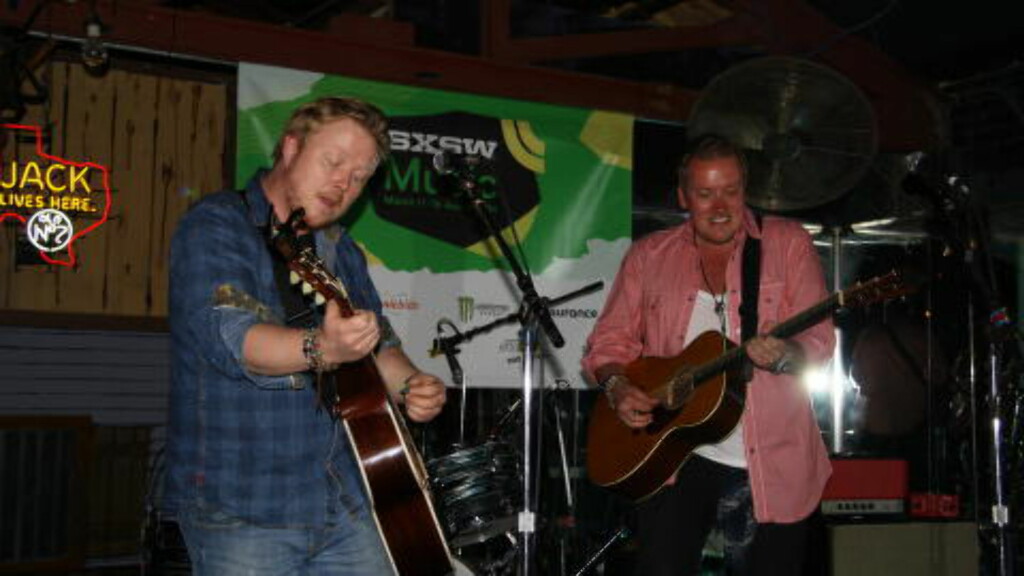GITARKAMERAT: Kurt Nilsen hadde med seg gitaristen Tommy Kristiansen til USA. Her fra Rowdys Saloon i Austin under South By Southwest. To akustiske gitarer, to stemmer. Foto: Øyvind Rønning / Dagbladet GITARKAMERAT: Kurt Nilsen hadde med seg gitaristen Tommy Kristiansen til USA. Her fra Rowdys Saloon i Austin under South By Southwest. To akustiske gitarer, to stemmer. Foto: Øyvind Rønning / Dagbladet
