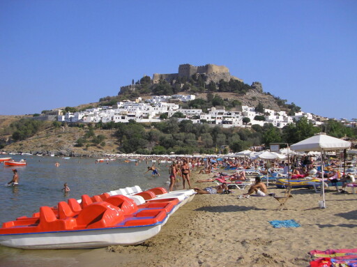 VARMT: Rhodos er en varm øy. Når hotellet ikke kjøler deg ned, kan ferien fort bli slitsom. Foto: Nikos Kouloumpris VARMT: Rhodos er en varm øy. Når hotellet ikke kjøler deg ned, kan ferien fort bli slitsom. Foto: Nikos Kouloumpris