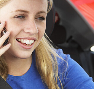 Jenter bruker mobilen dobbelt så mye Jenter bruker mobilen dobbelt så mye