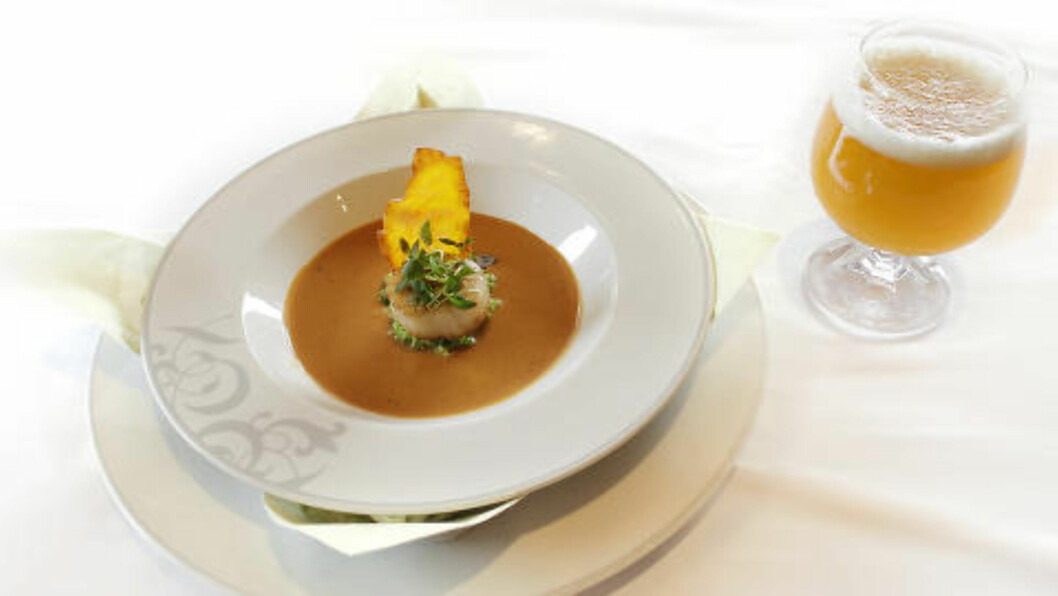 <strong>KREMET SJØKREPSSUPPE:</strong> Laget med Witbier og servert med ertepuré og kamskjell, toppet med urte-melba toast. Til drikkes Ægir Witbier, 5,5%. Foto: OLE C.H. THOMASSEN <strong>KREMET SJØKREPSSUPPE:</strong> Laget med Witbier og servert med ertepuré og kamskjell, toppet med urte-melba toast. Til drikkes Ægir Witbier, 5,5%. Foto: OLE C.H. THOMASSEN
