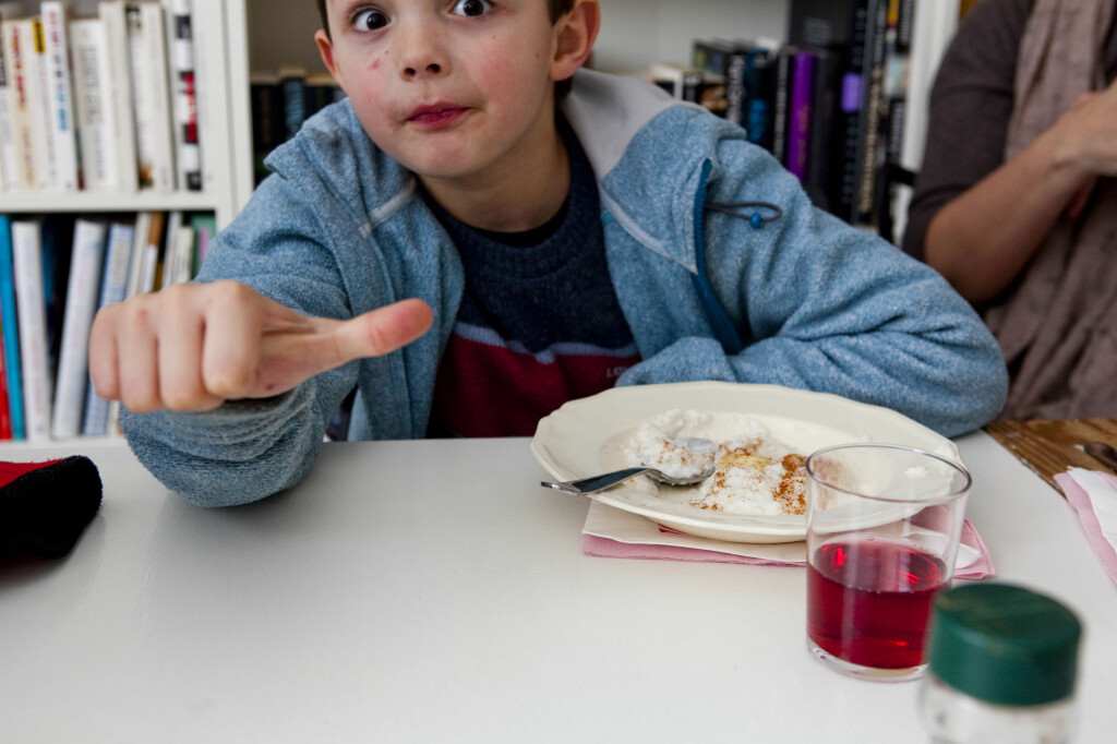 SKEPTISK: Ikke alle grøtene falt i smak hos den seks år gamle testeren. Foto: Per Ervland SKEPTISK: Ikke alle grøtene falt i smak hos den seks år gamle testeren. Foto: Per Ervland