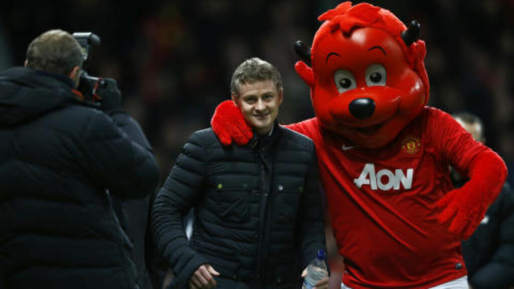 TILBAKE PÅ OLD TRAFFORD: Ole Gunnar Solskjær er et kjent og kjært navn i Manchester United fortsatt. Før Cardiffs match på Old Trafford poserte han med maskoten. Foto: REUTERS / Darren Staples / NTB SCANPIX TILBAKE PÅ OLD TRAFFORD: Ole Gunnar Solskjær er et kjent og kjært navn i Manchester United fortsatt. Før Cardiffs match på Old Trafford poserte han med maskoten. Foto: REUTERS / Darren Staples / NTB SCANPIX