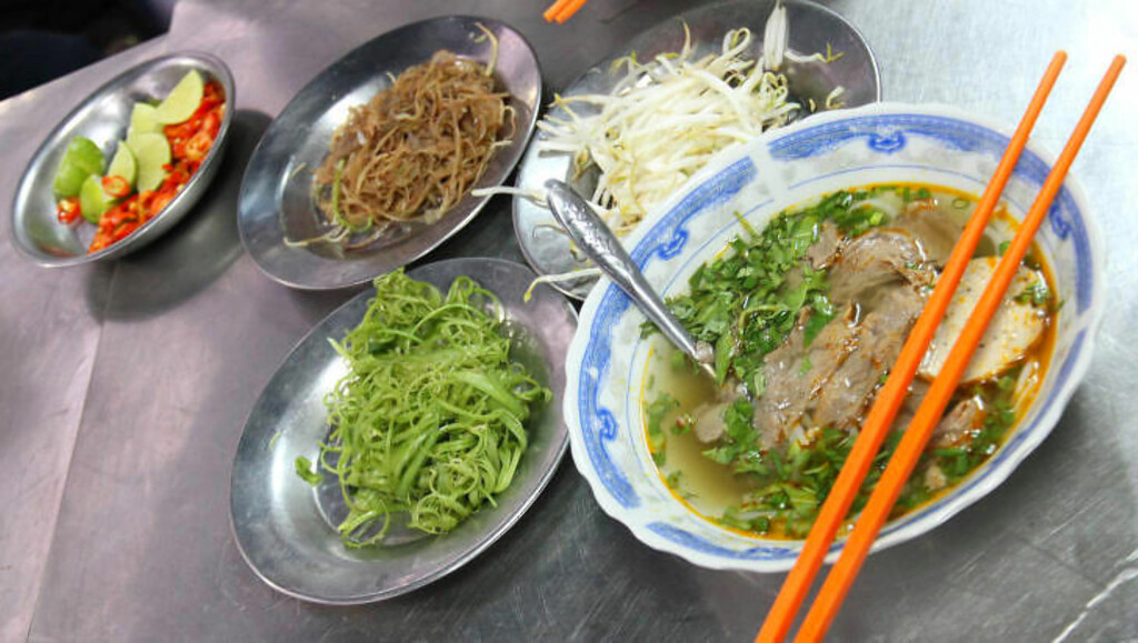 STERK SUPPE: Suppa heter Bon bo Hue, og stammer fra Hue i nord. Maten derfra er generelt sterkere, på grunn av kjøligere klima, forteller guiden. Foto: RUNAR LARSEN STERK SUPPE: Suppa heter Bon bo Hue, og stammer fra Hue i nord. Maten derfra er generelt sterkere, på grunn av kjøligere klima, forteller guiden. Foto: RUNAR LARSEN