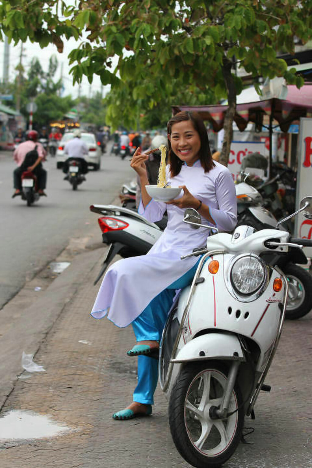 VISER HEMMELIGHETENE: Nguyen Ho Minh Thu bruker scooteren til å vise turistene stedene og gatematen du aldri ville funnet fram til på egen hånd. Foto: RUNAR LARSEN VISER HEMMELIGHETENE: Nguyen Ho Minh Thu bruker scooteren til å vise turistene stedene og gatematen du aldri ville funnet fram til på egen hånd. Foto: RUNAR LARSEN