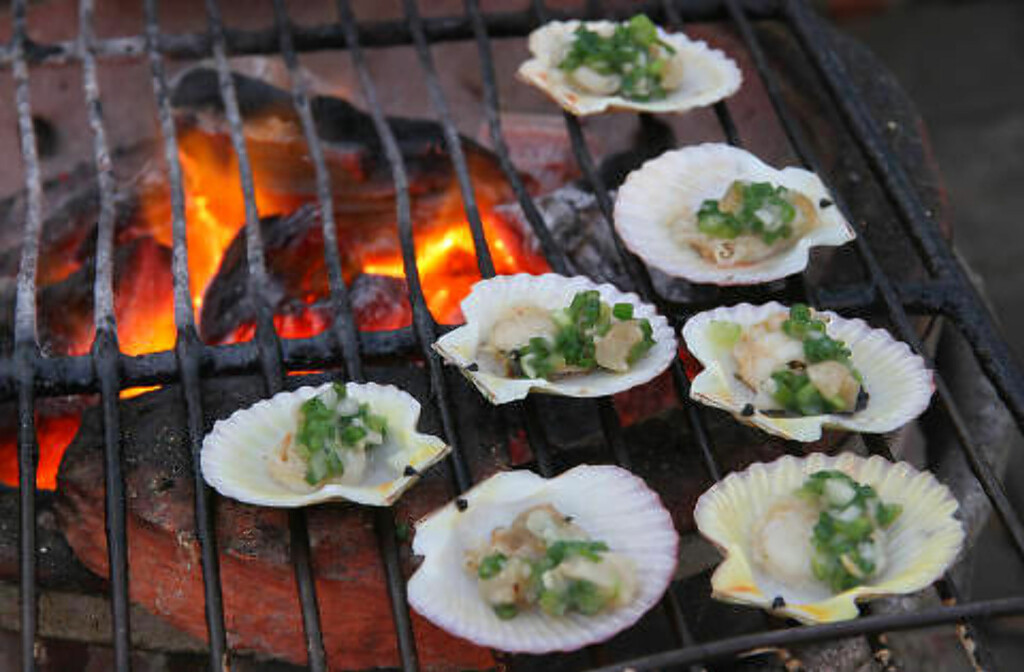 SJØMAT: Lekre kamskjell på grillen. Foto: RUNAR LARSEN SJØMAT: Lekre kamskjell på grillen. Foto: RUNAR LARSEN