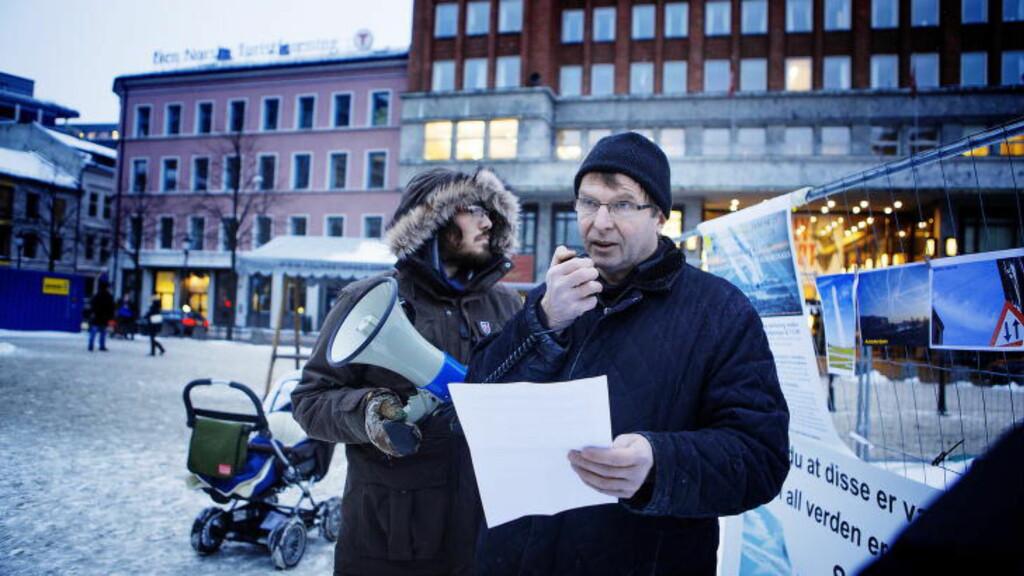 DEMONSTRER: Oslo Chemtrails demonstrerer på Youngstorget. Her Hans Kristian Gaarder som er en av lederskikkelsene i Oslo Chemtrails. Foto: Christian Roth Christensen DEMONSTRER: Oslo Chemtrails demonstrerer på Youngstorget. Her Hans Kristian Gaarder som er en av lederskikkelsene i Oslo Chemtrails. Foto: Christian Roth Christensen