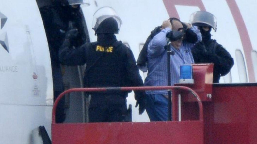 <strong>GELEIDET UT:</strong> Politiet hjelper passasjerene, som alle ble bedt å holde hendene over hodet, ut av flyet etter kapringen. Foto: AFP PHOTO / Richard Juilliart / NTB Scanpix <strong>GELEIDET UT:</strong> Politiet hjelper passasjerene, som alle ble bedt å holde hendene over hodet, ut av flyet etter kapringen. Foto: AFP PHOTO / Richard Juilliart / NTB Scanpix
