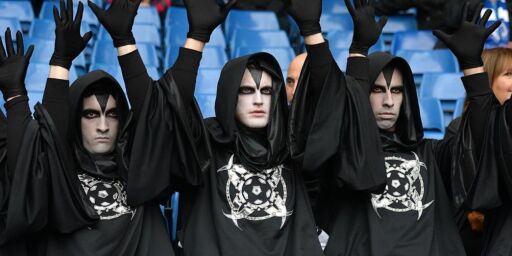 image: Hvem er de kappekledde mennene som skremmer hele Fotball-Europa?