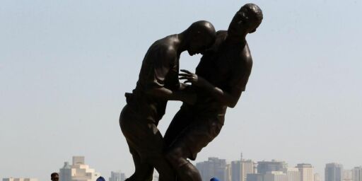 image: Denne statuen ble for sterk kost for folk i Qatar