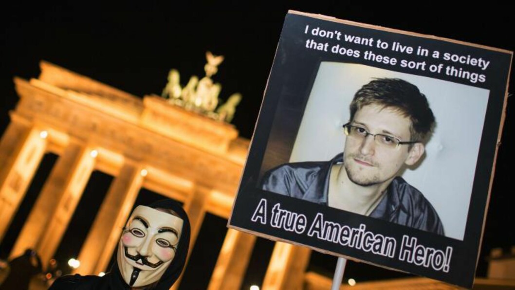 <strong>DEMONSTRASJON:</strong> I går, på Guy Fawkes-dagen, arrangerte Anonymous-grupperinger verden demonstrasjoner til støtte for Edward Snowden. Her fra Berlin. Foto: AFP PHOTO / DPA / FLORIAN SCHUH. <strong>DEMONSTRASJON:</strong> I går, på Guy Fawkes-dagen, arrangerte Anonymous-grupperinger verden demonstrasjoner til støtte for Edward Snowden. Her fra Berlin. Foto: AFP PHOTO / DPA / FLORIAN SCHUH.