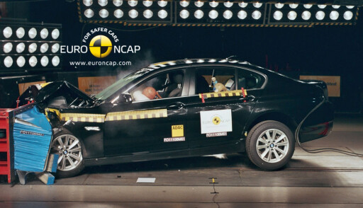 Bilde fra frontkollisjonstesten, en av fire øvelser som inngår i voksenbeskyttelsedisiplinen. I tillegg kommer de tre disiplinene barnebeskyttelse, fotgjengerbeskyttelse og utstyr. Foto: Euro NCAP Bilde fra frontkollisjonstesten, en av fire øvelser som inngår i voksenbeskyttelsedisiplinen. I tillegg kommer de tre disiplinene barnebeskyttelse, fotgjengerbeskyttelse og utstyr. Foto: Euro NCAP