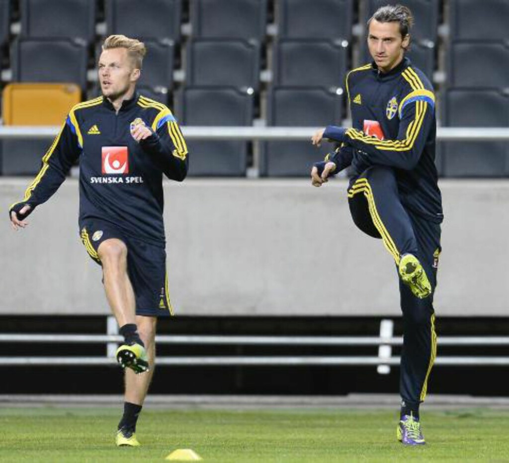 TENKER IKKE PÅ SJAKK: Sebastian Larsson og Zlatan Ibrahimovic varmer opp under dagens trening i forkant av Sveriges VM-playoffkamper mot Portugal. Zlatan tenker ikke først og fremst på hvordan det går med Magnus Carlsen - eller Carlsén som han kalles av en svensk avis. Foto: Jonathan Nackstrand, AFP / NTB Scanpix TENKER IKKE PÅ SJAKK: Sebastian Larsson og Zlatan Ibrahimovic varmer opp under dagens trening i forkant av Sveriges VM-playoffkamper mot Portugal. Zlatan tenker ikke først og fremst på hvordan det går med Magnus Carlsen - eller Carlsén som han kalles av en svensk avis. Foto: Jonathan Nackstrand, AFP / NTB Scanpix