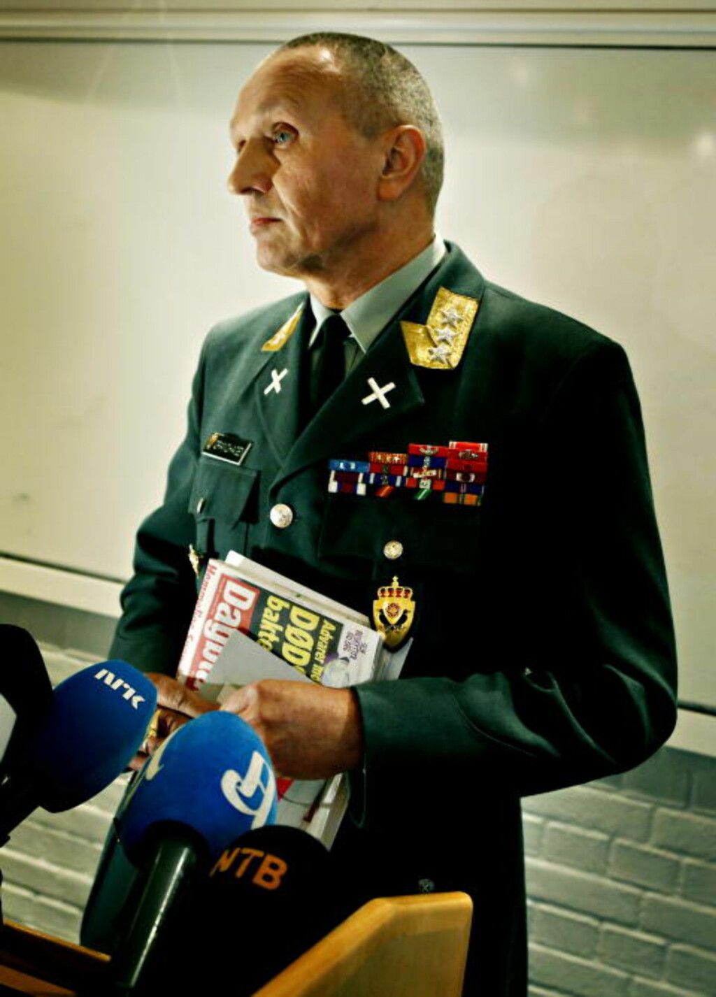 NIS: Lt. Gen. Grandhagen, Chief of Norwegian Intelligence Services (NIS), at the press conferance Tuesday. He says to Dagbladet that he disagrees with Greenwald's claims in this article. - We are a hundred per cent sure that our explanation is correct, says Grandhagen. Foto: Jacques Hvistendahl / Dagbladet NIS: Lt. Gen. Grandhagen, Chief of Norwegian Intelligence Services (NIS), at the press conferance Tuesday. He says to Dagbladet that he disagrees with Greenwald's claims in this article. - We are a hundred per cent sure that our explanation is correct, says Grandhagen. Foto: Jacques Hvistendahl / Dagbladet
