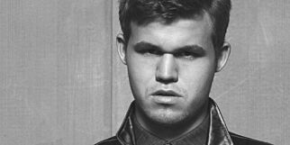 image: Carlsen på photoshoot med hemmelig superstjerne