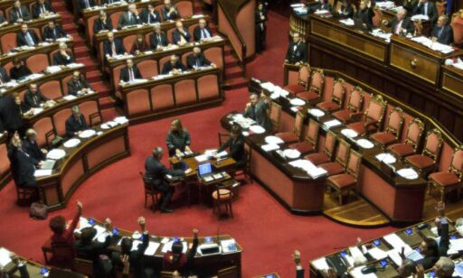 image: Berlusconi er politisk kastet på gata av Senatet