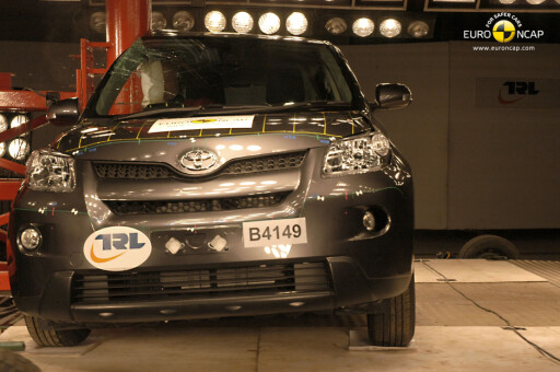 Euro NCAPs stolpetest, som skulle vise seg å skape store problemer for Toyota. Foto: Euro NCAP Euro NCAPs stolpetest, som skulle vise seg å skape store problemer for Toyota. Foto: Euro NCAP