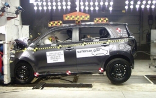 Fullfront-kollisjonstest gjennomført av NHTSA NCAP. Foto: NHTSA NCAP Fullfront-kollisjonstest gjennomført av NHTSA NCAP. Foto: NHTSA NCAP