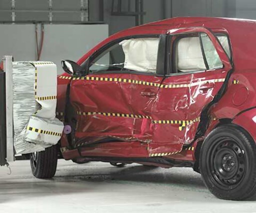En Scion xD etter gjennomført sidekollisjonstest hos IIHS. Foto: IIHS En Scion xD etter gjennomført sidekollisjonstest hos IIHS. Foto: IIHS
