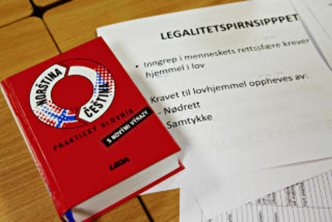 <strong>ORDBOK:</strong> Tsjekkisk-norsk-ordbok og helserettnotater.
Foto: Nina Hansen / Dagbladet <strong>ORDBOK:</strong> Tsjekkisk-norsk-ordbok og helserettnotater.
Foto: Nina Hansen / Dagbladet