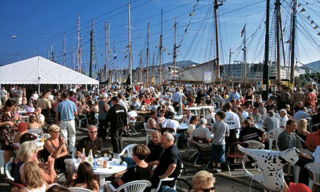 Det blir et herlig folkeliv langs Bryggen når 500.000 strømmer til for å se skutene i løpet av de 4 1/2 dagene arrangementet varer . Foto: Per Eide Det blir et herlig folkeliv langs Bryggen når 500.000 strømmer til for å se skutene i løpet av de 4 1/2 dagene arrangementet varer . Foto: Per Eide