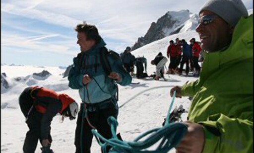 Av med sikkerhetsutstyr før vi setter utfor isbreen. Foto: Eigil Knudsen Ingnes Av med sikkerhetsutstyr før vi setter utfor isbreen. Foto: Eigil Knudsen Ingnes