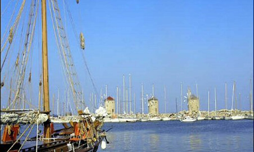 Seilbåt på vei inn til havna i Rhodos by. Foto: Wonderful Greece Seilbåt på vei inn til havna i Rhodos by. Foto: Wonderful Greece