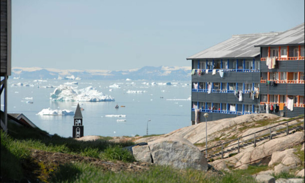 Blokk i Ilulissat, som på grønlandsk betyr isfjell. Ilulissat er øyas tredje største by, og inngangsport til Ilulissat Isfjord som ble oppført på UNESCOs verdensarvliste i 2004. Foto: Lars Brubæk Blokk i Ilulissat, som på grønlandsk betyr isfjell. Ilulissat er øyas tredje største by, og inngangsport til Ilulissat Isfjord som ble oppført på UNESCOs verdensarvliste i 2004. Foto: Lars Brubæk