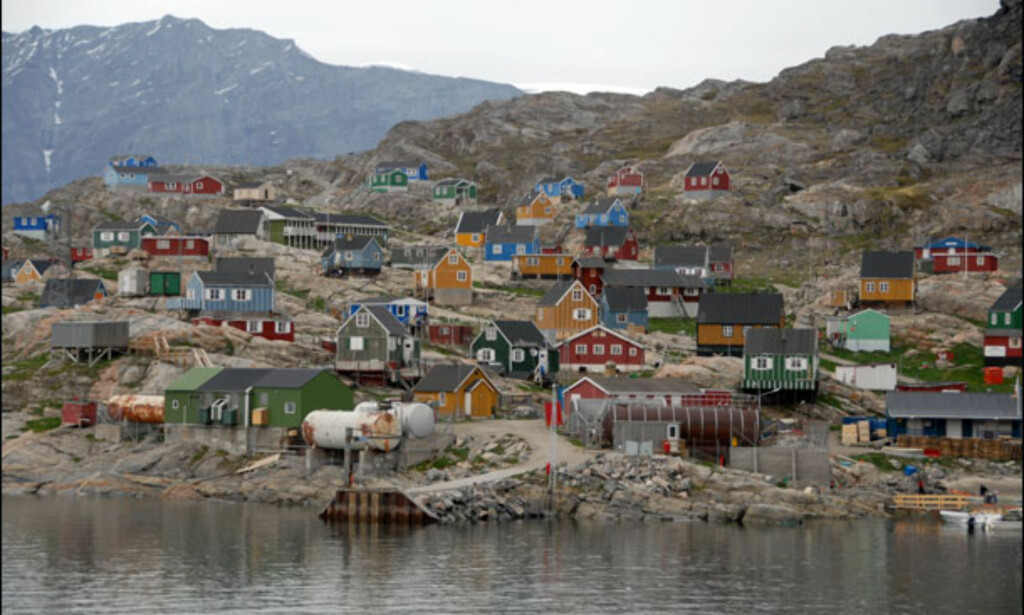 Ukkusissat huser under 200 personer, som stort sett lever av jakt og fiske. Her finnes også håndverkere som utnytter de lokale forekomstene av kleberstein. Foto: Lars Brubæk Ukkusissat huser under 200 personer, som stort sett lever av jakt og fiske. Her finnes også håndverkere som utnytter de lokale forekomstene av kleberstein. Foto: Lars Brubæk