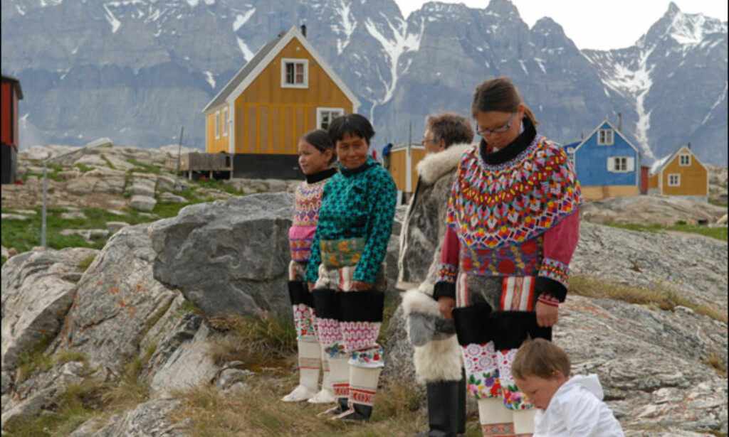 Typiske nasjonaldrakter med karakteristiske perlekrager. Foto: Lars Brubæk Typiske nasjonaldrakter med karakteristiske perlekrager. Foto: Lars Brubæk