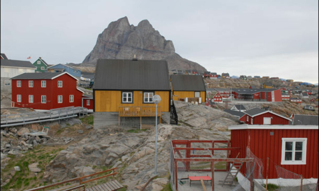 Uummannaq ligger ved foten av et 1.170 meter høyt fjell. Foto: Lars Brubæk Uummannaq ligger ved foten av et 1.170 meter høyt fjell. Foto: Lars Brubæk