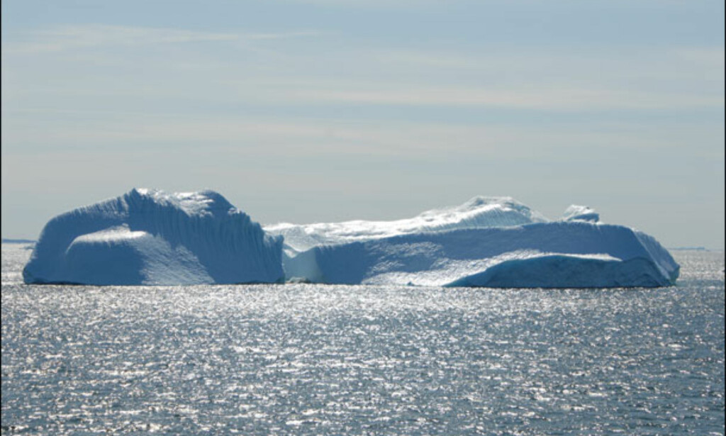 Godvær i nord får isberget til å glimre. Foto: Lars Brubæk Godvær i nord får isberget til å glimre. Foto: Lars Brubæk