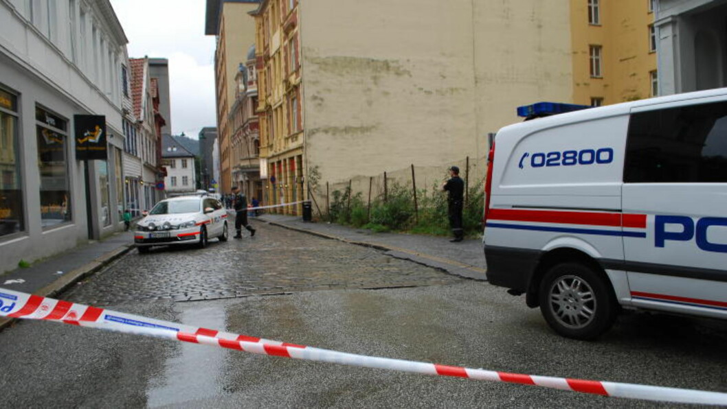 <strong> FUNNET BLØDENDE PÅ GATA:</strong> Mannen ble funnet på fortauet her i Domkirkegaten ved 16.30-tiden. FOTO: LEIF STANG/DAGBLADET. <strong> FUNNET BLØDENDE PÅ GATA:</strong> Mannen ble funnet på fortauet her i Domkirkegaten ved 16.30-tiden. FOTO: LEIF STANG/DAGBLADET.