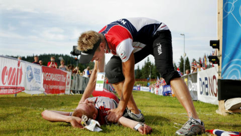 TAS IMOT AV SJEFEN: Da Olav Lundanes noe overraskende ramlet sammen i målområdet som verdensmester i Trondheim 2010, var landslagssjef Petter Thoresen på plass og tok ham imot. Seinere har forholdet mellom de to vært vanskeligere. Foto: Jens O. Kløvrud TAS IMOT AV SJEFEN: Da Olav Lundanes noe overraskende ramlet sammen i målområdet som verdensmester i Trondheim 2010, var landslagssjef Petter Thoresen på plass og tok ham imot. Seinere har forholdet mellom de to vært vanskeligere. Foto: Jens O. Kløvrud