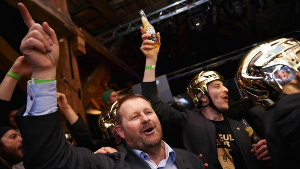 FEIRET I FJOR: Petter Thoresen og Stavanger Oilers kunne feire sluttspillseieren etter fjorårssesongen.
Foto: Kent Skibstad / Dagbladet FEIRET I FJOR: Petter Thoresen og Stavanger Oilers kunne feire sluttspillseieren etter fjorårssesongen.
Foto: Kent Skibstad / Dagbladet