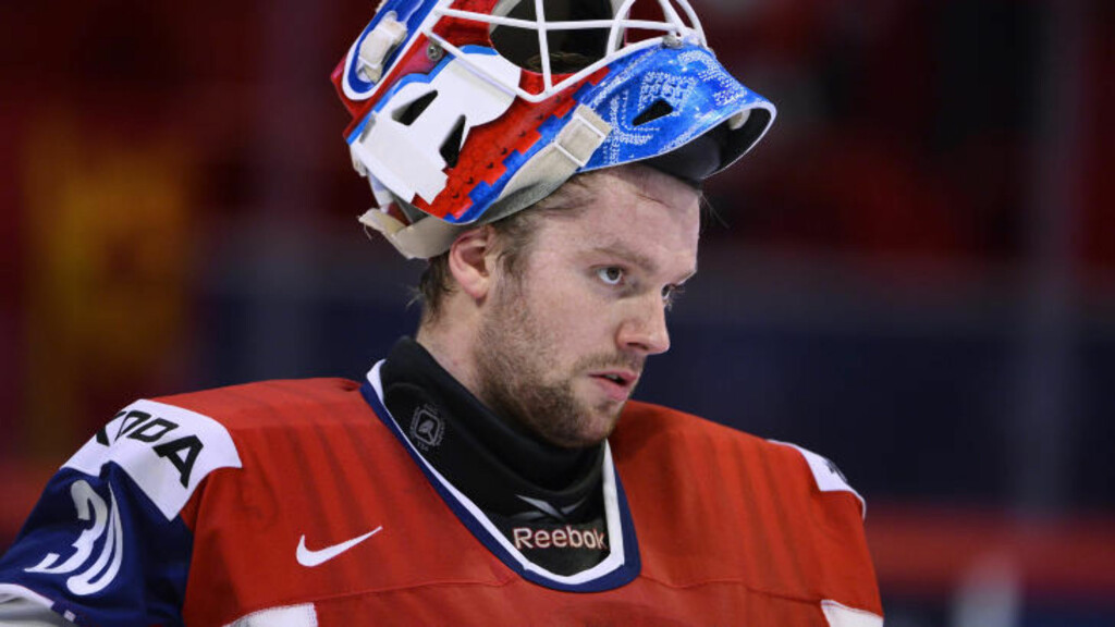 TILDELT GULLPUCKEN: Lars Haugen og Andrea Dalen mottok i dag norsk ishockeys høyeste utmerkelse.
Foto: CLAUDIO BRESCIANI / NTB scanpix TILDELT GULLPUCKEN: Lars Haugen og Andrea Dalen mottok i dag norsk ishockeys høyeste utmerkelse.
Foto: CLAUDIO BRESCIANI / NTB scanpix