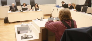 - Han sto og tittet ned over skrenten - Han sto og tittet ned over skrenten