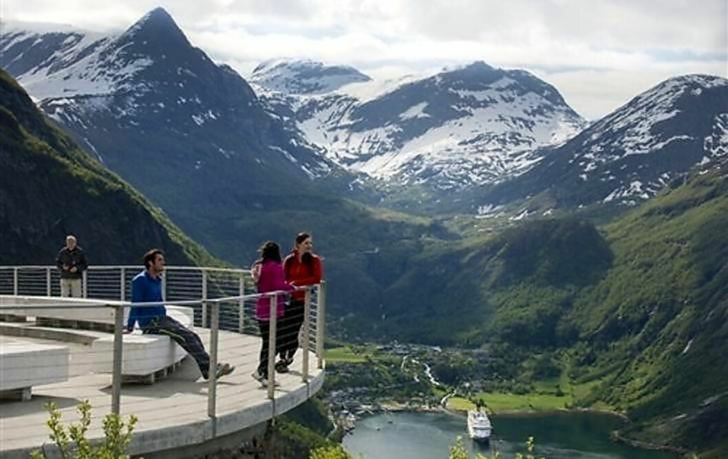<strong>STORSLÅTT:</strong> Lite gjør mer inntrykk på turister enn naturen på Vestlandet. Her fra Ørnesvingen høyt over Geirangerfjorden. Nå skal nordmenns egne favorittbilder vise det beste av Vestlandet i USA. Hvilke er blant annet opp til deg. Stem fram ditt favorittbilde. Foto: VISIT NORWAY <strong>STORSLÅTT:</strong> Lite gjør mer inntrykk på turister enn naturen på Vestlandet. Her fra Ørnesvingen høyt over Geirangerfjorden. Nå skal nordmenns egne favorittbilder vise det beste av Vestlandet i USA. Hvilke er blant annet opp til deg. Stem fram ditt favorittbilde. Foto: VISIT NORWAY