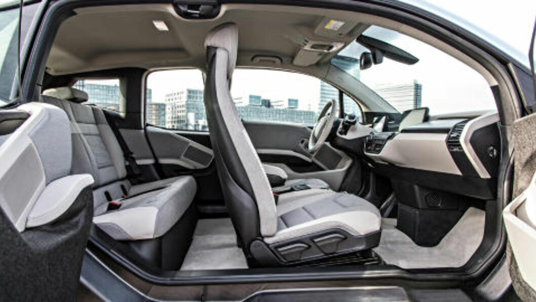 <strong>GREI ADKOMST:</strong> Dørene svinger begge veier og når B-stolpen er borte, blir adkomsten enkel. Foto: BMW <strong>GREI ADKOMST:</strong> Dørene svinger begge veier og når B-stolpen er borte, blir adkomsten enkel. Foto: BMW