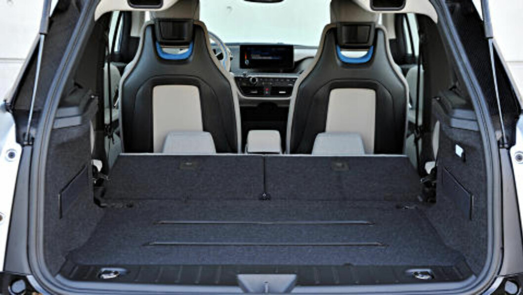 PLASS NOK? BMW i3 er en småbil, men med nedslåtte bakseter rommer den 1100 liter. Foto: BMW PLASS NOK? BMW i3 er en småbil, men med nedslåtte bakseter rommer den 1100 liter. Foto: BMW