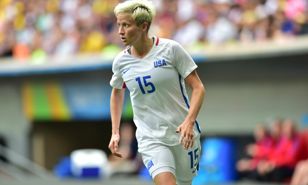 STØTTER NFL-STJERNE: Fotballspilleren Megan Rapinoe nektet også nylig å stå da nasjonalsangen ble spilt. Foto: Brad Smith / REX / NTB Scanpix STØTTER NFL-STJERNE: Fotballspilleren Megan Rapinoe nektet også nylig å stå da nasjonalsangen ble spilt. Foto: Brad Smith / REX / NTB Scanpix 