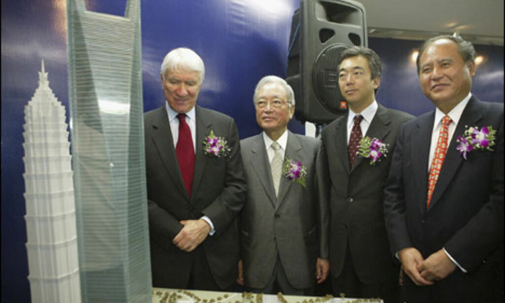 Representanter fra Mori Building Co ved en modell av byggverket, under en pressekonferanse i om prosjektet 18. oktober 2005 i Shanghai.Foto: China Photos/Getty Images og All Over Press Foto: China Photos/Getty Images og All Over Press Representanter fra Mori Building Co ved en modell av byggverket, under en pressekonferanse i om prosjektet 18. oktober 2005 i Shanghai.Foto: China Photos/Getty Images og All Over Press Foto: China Photos/Getty Images og All Over Press