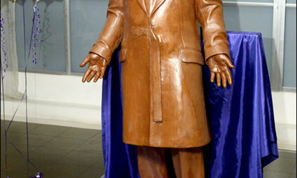 Elton John i Cadburys sjokolade. Sir John ble kåret til Storbritannias favoritt-personlighet i forbindelse med Cadburys 100-års jubileum. Premien var en fullstørrelse statue laget av sjokolade, som ble avduket på Madame Tussauds 14. juni 2005.Foto: Gareth Cattermole/Getty Images og All Over Press Foto: Gareth Cattermole/Getty Images og All Over Press Elton John i Cadburys sjokolade. Sir John ble kåret til Storbritannias favoritt-personlighet i forbindelse med Cadburys 100-års jubileum. Premien var en fullstørrelse statue laget av sjokolade, som ble avduket på Madame Tussauds 14. juni 2005.Foto: Gareth Cattermole/Getty Images og All Over Press Foto: Gareth Cattermole/Getty Images og All Over Press
