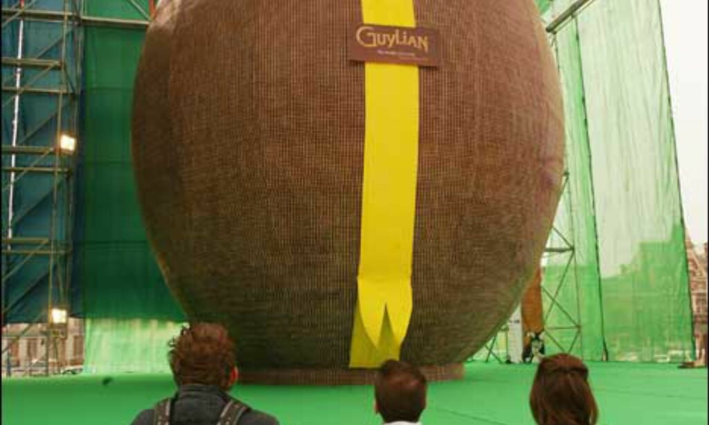 Verdens største påskeegg avduket i Belgiske Sint Niklaas 24. mars 2005.Foto: Mark Renders/Getty Images og All Over Press Foto: Mark Renders/Getty Images og All Over Press Verdens største påskeegg avduket i Belgiske Sint Niklaas 24. mars 2005.Foto: Mark Renders/Getty Images og All Over Press Foto: Mark Renders/Getty Images og All Over Press