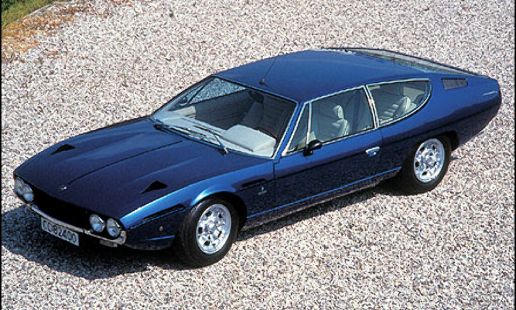 Senere samme år dukker Espada opp. Bilen bygger på et designstudie utført av Bertone året før. Legg merke til at denne bilen har norske skilter. Senere samme år dukker Espada opp. Bilen bygger på et designstudie utført av Bertone året før. Legg merke til at denne bilen har norske skilter.