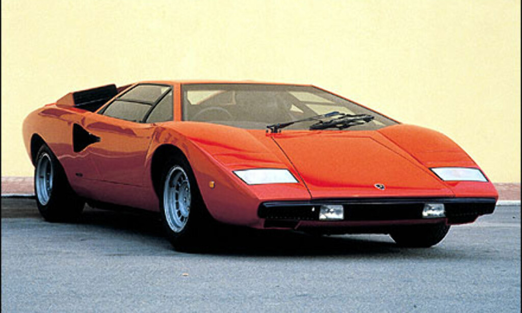 I 1971 viste Lamborghini frem konseptbilen Countach LP500. Her er bilen slik den fremsto i produksjonsklar utgave tre år senere. Da bilen ble vist på Geneve-messen i 1974 hadde den fått navnet Coutach LP 400. I 1971 viste Lamborghini frem konseptbilen Countach LP500. Her er bilen slik den fremsto i produksjonsklar utgave tre år senere. Da bilen ble vist på Geneve-messen i 1974 hadde den fått navnet Coutach LP 400.
