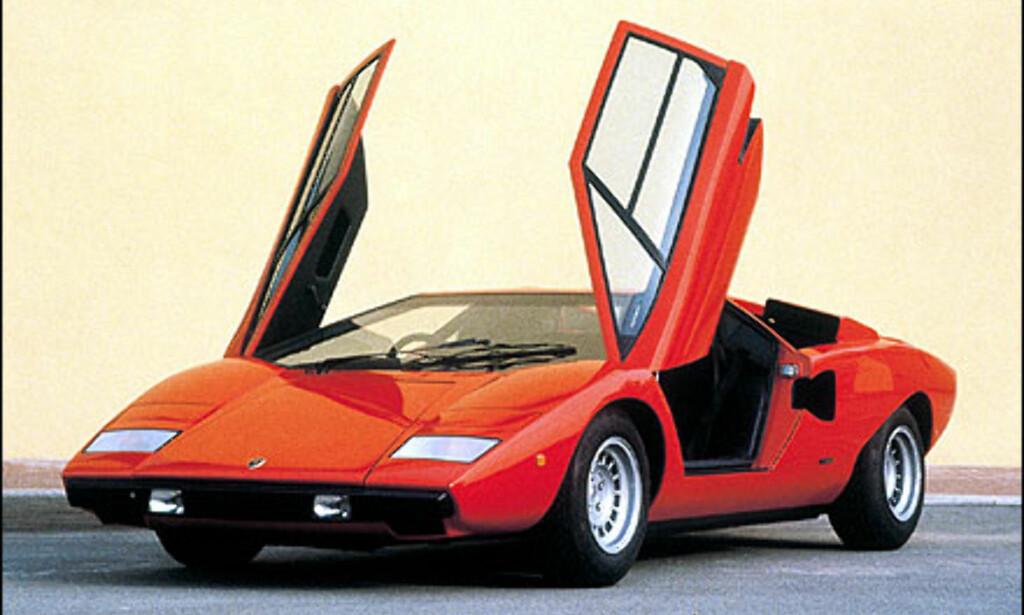 Countach LP 400 ble designet av Gandini, og ble kjent for sine dører som åpner fremover. Countach LP 400 ble designet av Gandini, og ble kjent for sine dører som åpner fremover.