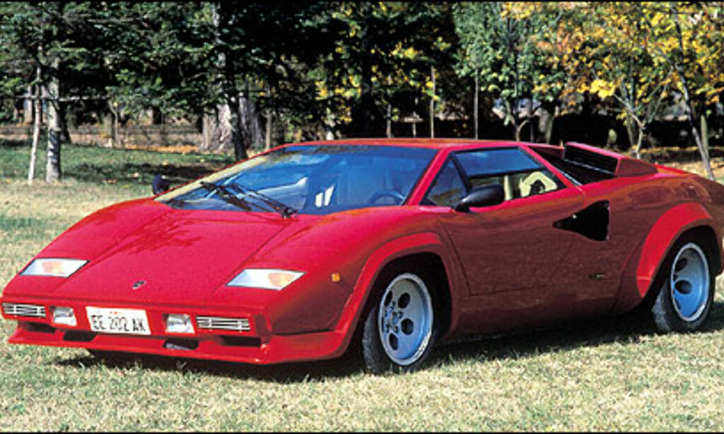 I 1985 dukker en ny teknologi opp med bruk av fire ventiler. Countachen får nå sin tredje oppgradering ved bruk av denne teknologien, og får derav navnet Countach Quattrovole. I 1985 dukker en ny teknologi opp med bruk av fire ventiler. Countachen får nå sin tredje oppgradering ved bruk av denne teknologien, og får derav navnet Countach Quattrovole.