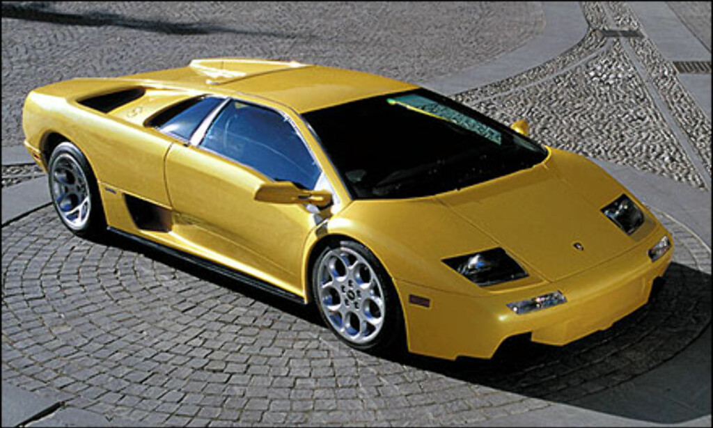 I 1990 starter Lamborghini å produserer Diablo, den gang verdens raskeste sportsbil med 320 kilometer i timen i toppfart. Bilen på bildet er fra år 2000. I 1990 starter Lamborghini å produserer Diablo, den gang verdens raskeste sportsbil med 320 kilometer i timen i toppfart. Bilen på bildet er fra år 2000.